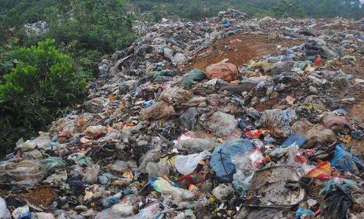 Hà Tĩnh: Biến nghĩa trang thành bãi rác